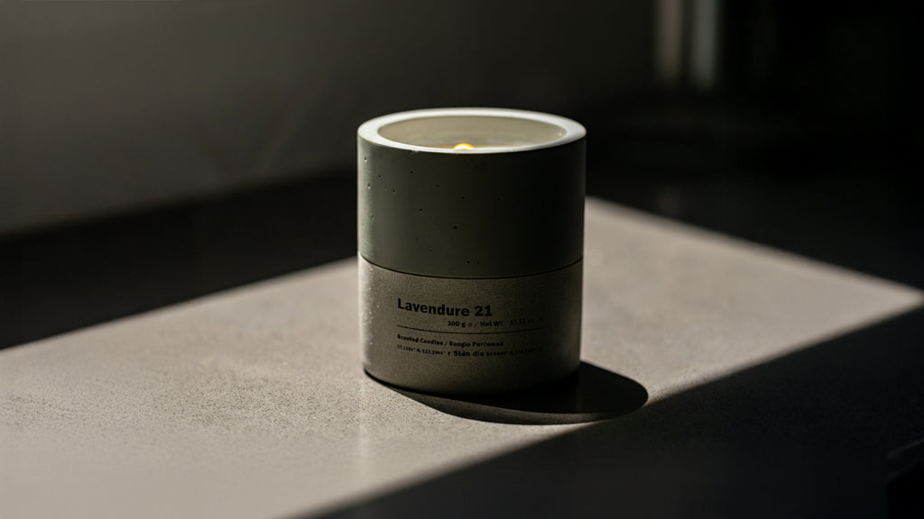 Stāndle Aromatic soy candle in a calm room — scent psychology and mood